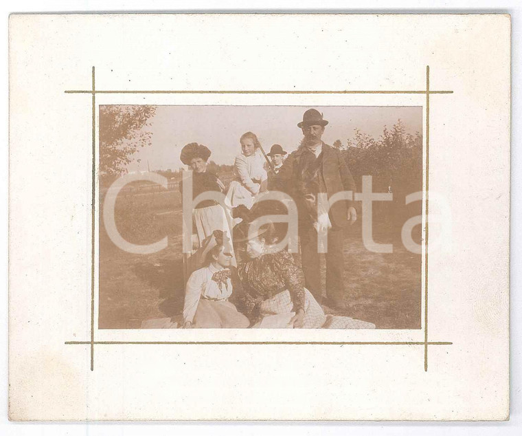 1910 ca ITALIA Famiglia in campagna con asino *Foto anonima 12x10 cm
