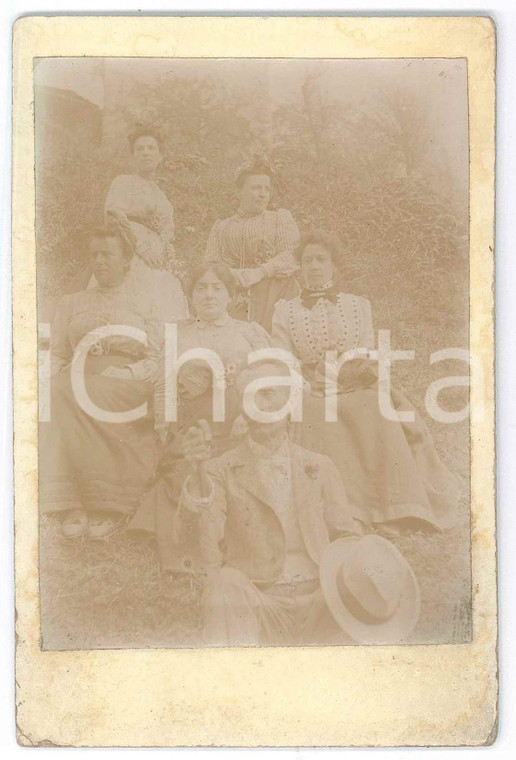 1910 ca COSTUME ITALIA Gruppo in campagna con mazzolini di fiori *Foto 9x13 cm