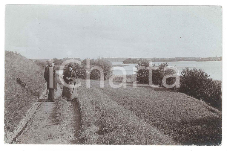 1906 FELDBERG (GERMANY) Coppia passeggia in riva al lago - Foto cartolina 14x9