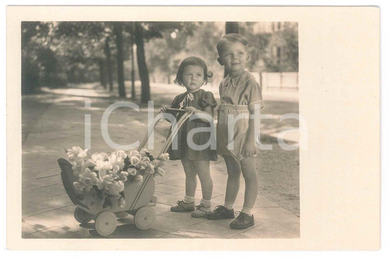 1935 ca BAMBINI - GERMANIA - Fratelli con carretto fiorito - Foto 14x9 cm