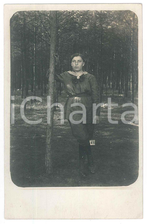 1925 ca MODA - GERMANIA Giovane collegiale in un bosco - Foto 9x14 cm