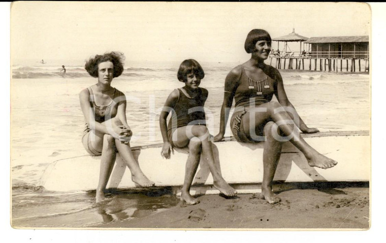 1930 ca VERSILIA (?) Ritratto di tre giovani donne in spiaggia *Foto cartolina