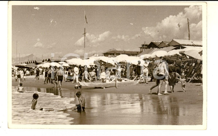 1930 ca VERSILIA (?) Una spiaggia affollata in estate *Foto cartolina VINTAGE