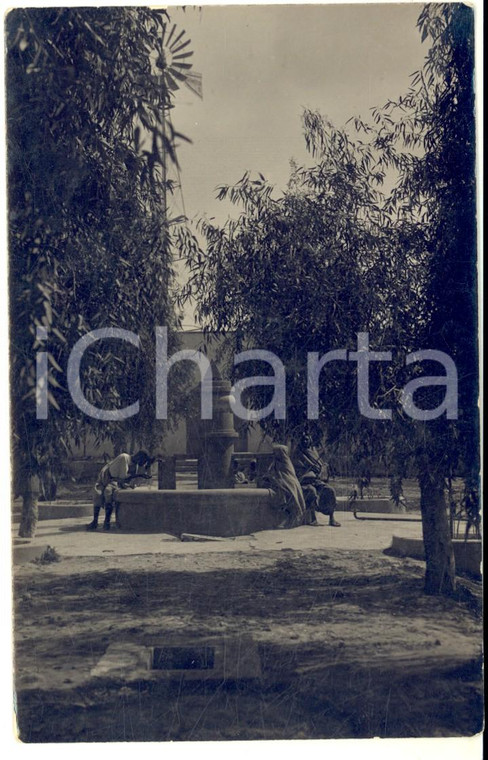 1927 EL AZIZIA (LIBIA) Donne velate presso una fontana pubblica - Foto cartolina