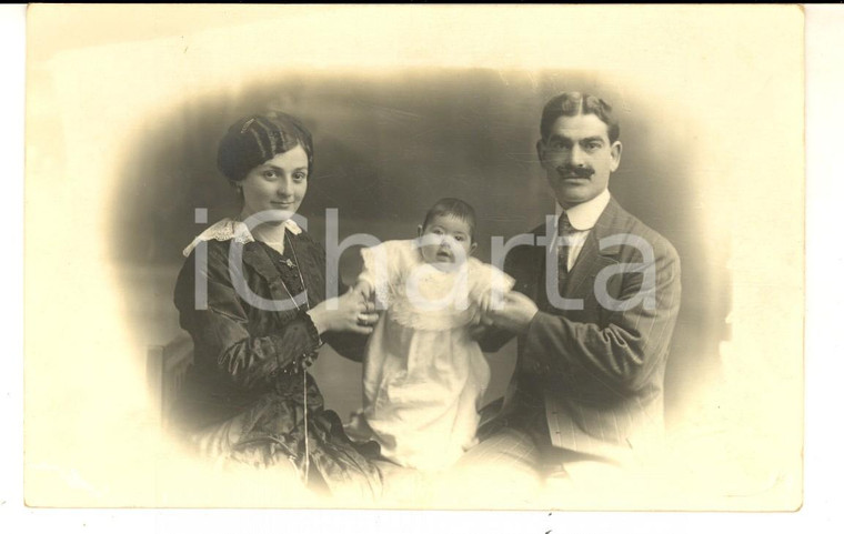1900 ca GENOVA Ritratto di una coppia con figlia neonata *Foto cartolina TESTA