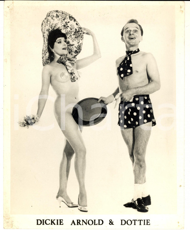 1970 ca PARIS EROTIC CABARET Dickie Arnold & Dottie nudi a passeggio - Foto