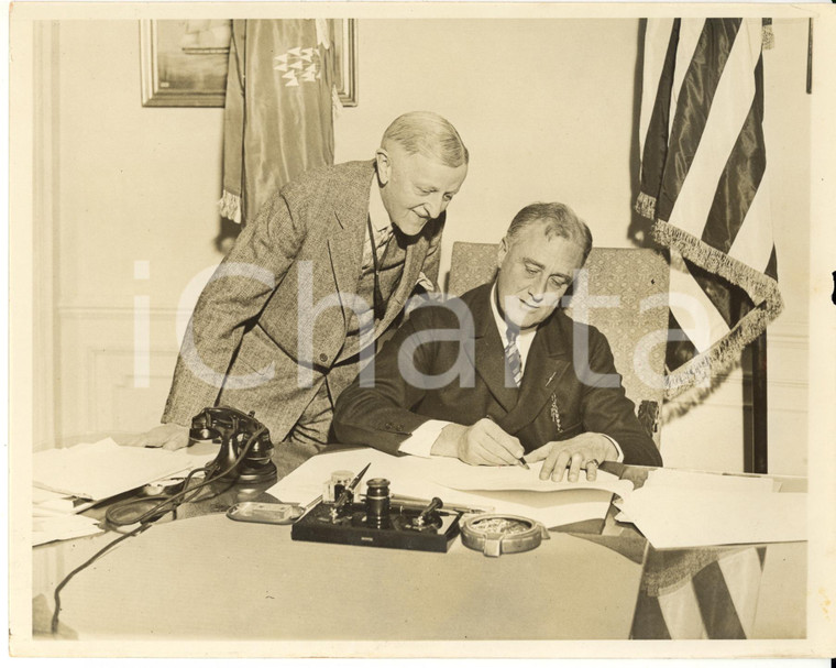 1933 WASHINGTON - President Franklin D. ROOSEVELT signing EMERGENCY BANKING ACT 