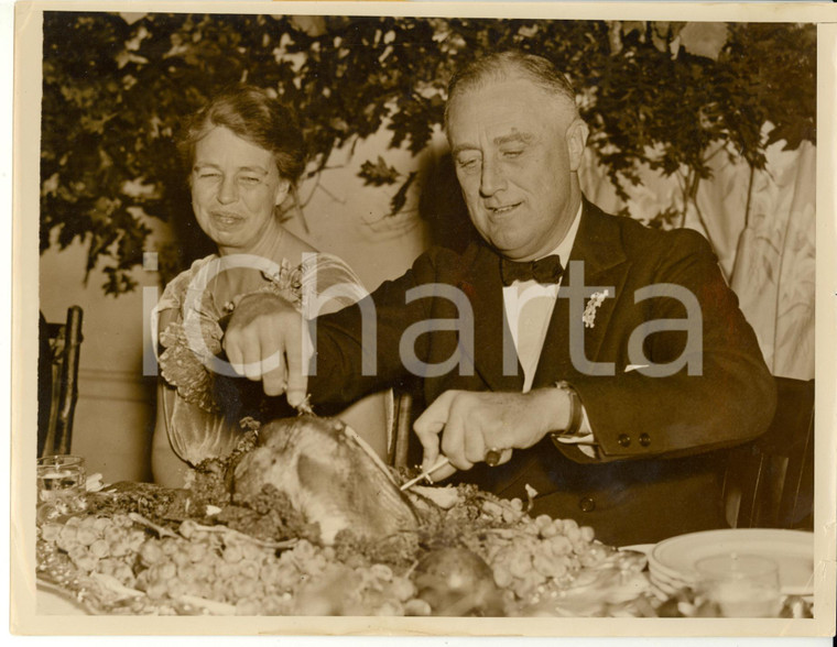 1935 WARM SPRINGS Franklin ROOSEVELT with his wife carves the turkey - Photo