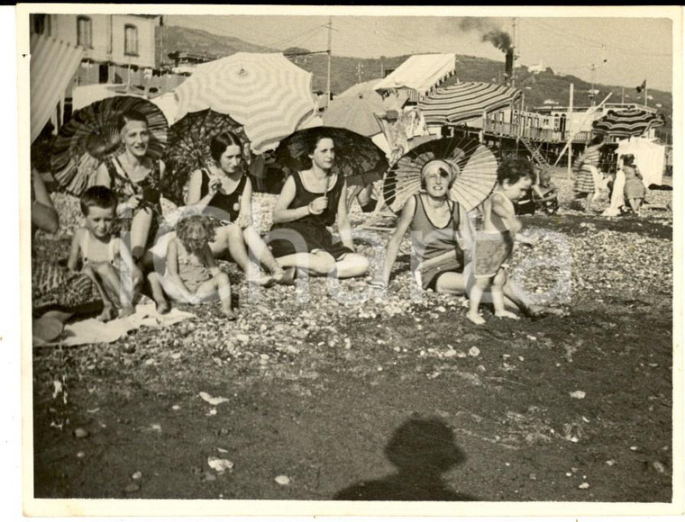 Agosto 1928 LAVAGNA Donne con i figli in spiaggia *Foto VINTAGE 11x8 cm