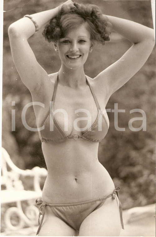 1975 ca EROTICA VINTAGE Nicole DEE in bikini gathers her hair *Foto 16x25 cm
