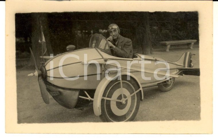 1930 ca ITALIA Pilota su ciclomotore con carrozzeria da aereoplano - Foto