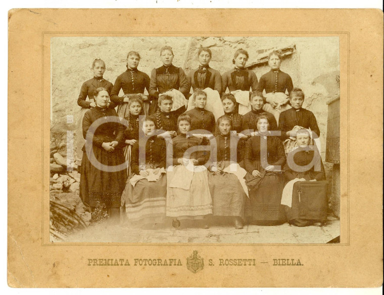 1900 ca BIELLA Istituto femminile - Ritratto giovani ricamatrici - Foto ROSSETTI