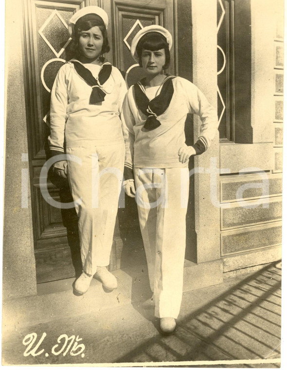 1940 ca ITALIA Due giovani donne in divisa da marinaio - Foto VINTAGE 18x24