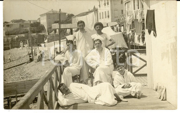 1920 ca LIGURIA (?) Giovani uomini in accappatoio a un bagno - Foto VINTAGE