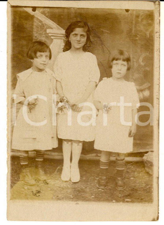 1930 ca ITALIA Tre bambine in abito bianco con mazzolino di fiori - Foto 9x12 cm