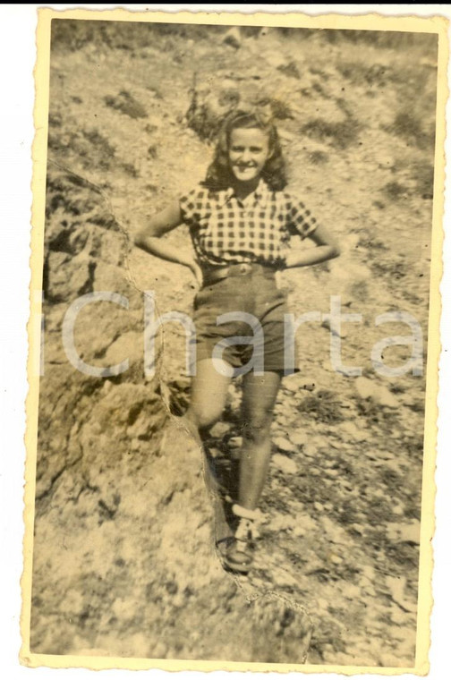 1940 ca ITALIA COSTUME Ritratto di giovane donna in montagna - Foto cartolina