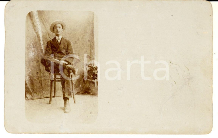 1925 ca ITALIA Ritratto di giovane su uno sgabello - Foto cartolina VINTAGE