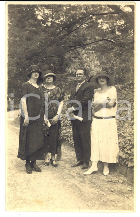 1920 ca ITALIA COSTUME Ritratto di famiglia in giardino *Foto cartolina VINTAGE
