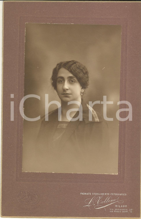 1925 MILANO Ritratto di donna con blusa ricamata *Foto TOLLINI via Paolo SARPI