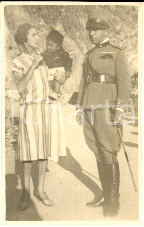 1940 ca ITALIA Ritratto di ufficiale con moglie e figlio in divisa da balilla