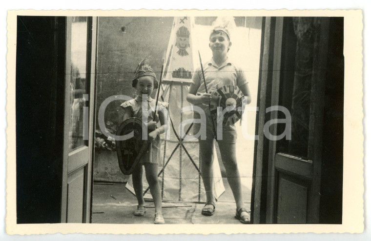 1953 ITALIA Coppia di bambini vestiti da indiani *Fotografia VINTAGE 13x9 cm