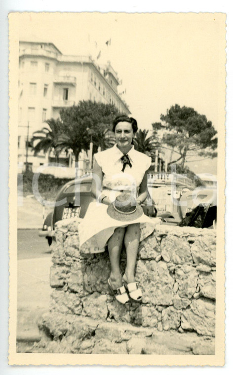 1953 SANTA MARGHERITA LIGURE Turista con cappello di paglia su un muretto *Foto
