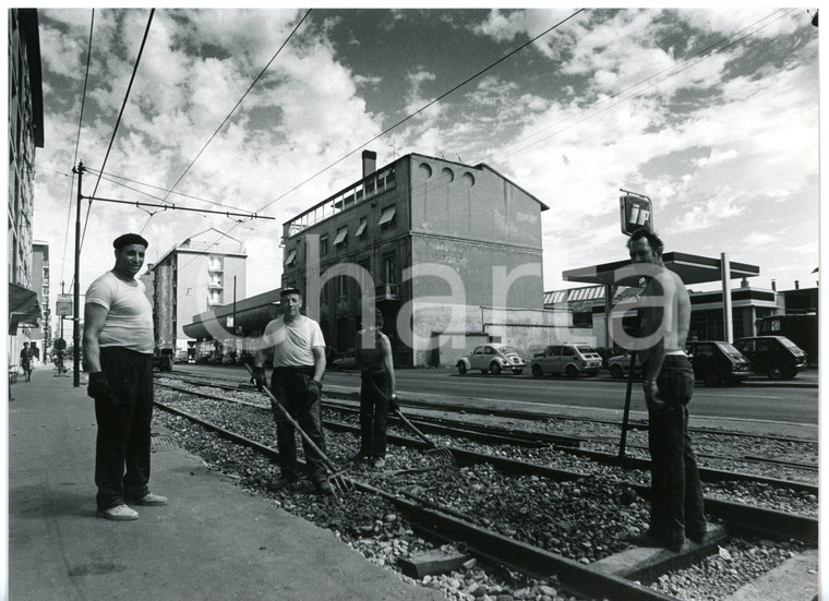 1980 ca MILANO AFFORI Via P. ROSSI Operai sulle rotaie del tram *Foto ARTISTICA