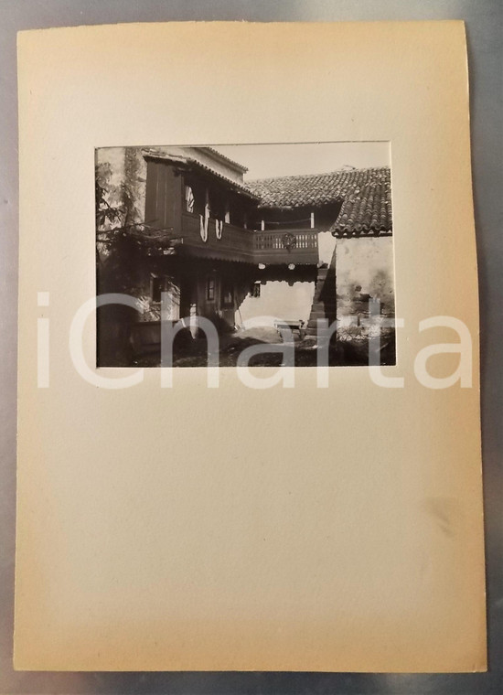 1902 BANNE / TRIESTE Veduta di un cortile rustico *Foto con passepartout 24x34