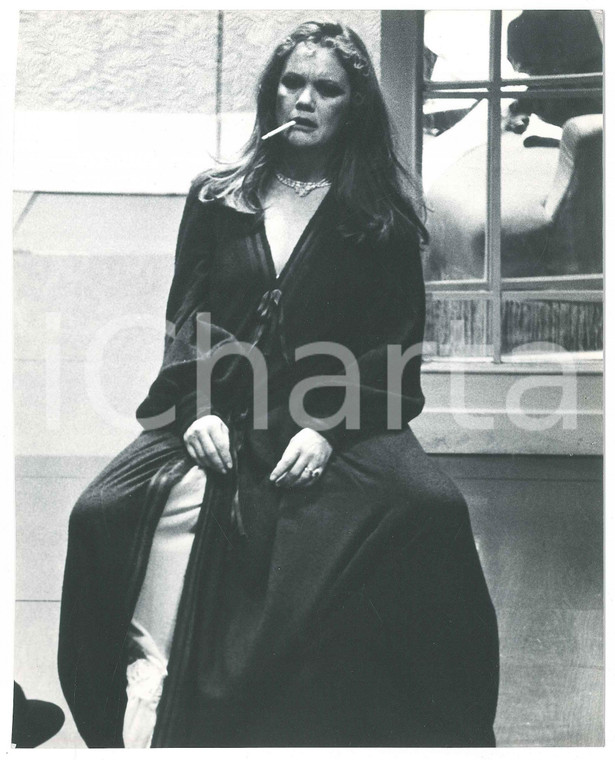 1975 ca TEATRO Valeria MORICONI in scena con sigaretta - Foto 16x20 cm