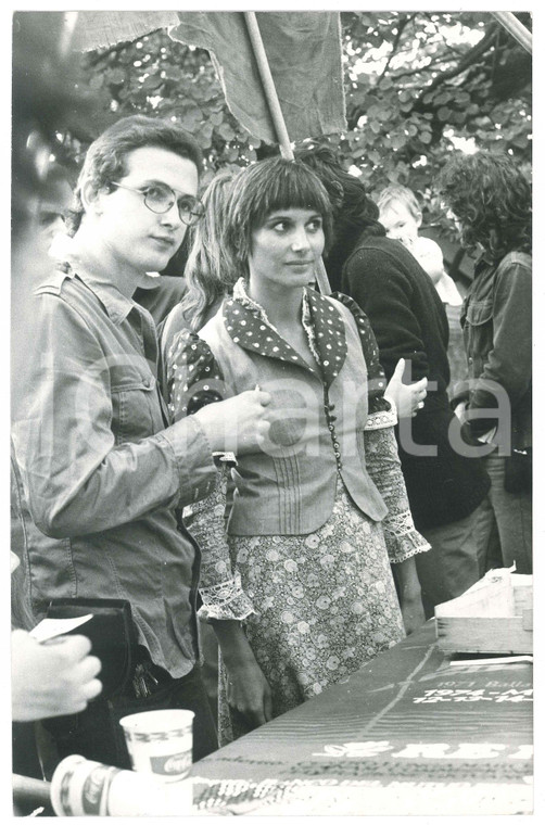 1975 ca COSTUME ITALIA Paola PITAGORA - Banchetto di propaganda (2) Foto 20x30