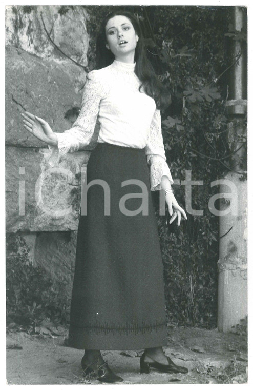 1970 ca COSTUME ITALIA Gigliola CINQUETTI - Ritratto in campagna (3) Foto 20x30