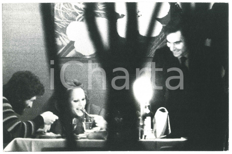 1970 ca MILANO (?) Ursula ANDRESS paparazzata con un nuovo compagno a cena (2)