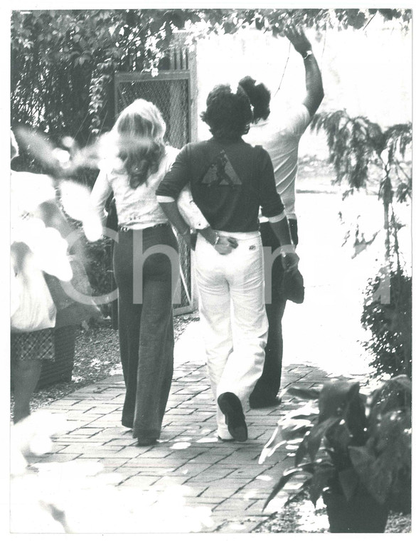 1985 ca GOSSIP Ursula ANDRESS e Mark HAMLIN paparazzati - Foto 18x24 cm (1)