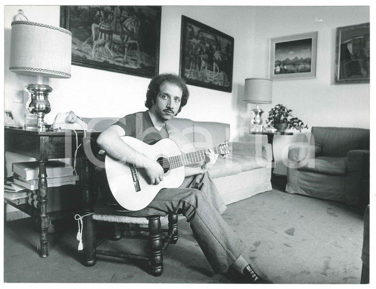 1970 ca COSTUME ITALIA Umberto BALSAMO alla chitarra - Foto 24x18 cm