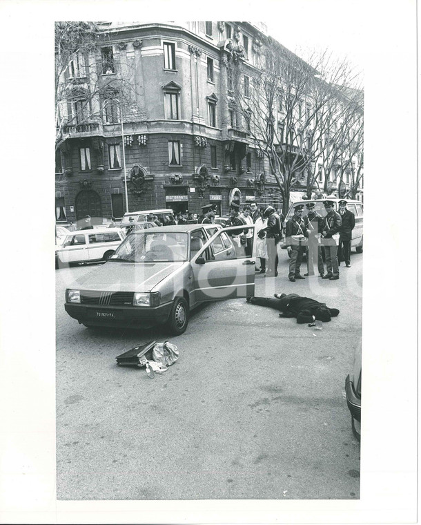 1985 ca MILANO - CRIMINALITA' - Scena di un agguato mortale (2) Foto 20x25 cm