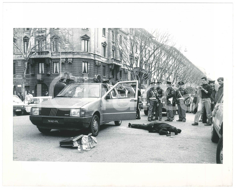 1985 ca MILANO - CRIMINALITA' - Scena di un agguato mortale (4) Foto 25x20 cm