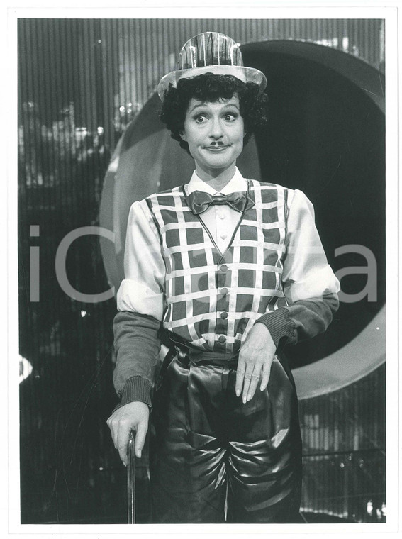 1985 ca RAI Loretta GOGGI nei panni di Charlie Chaplin - Foto 18x24 cm (1)