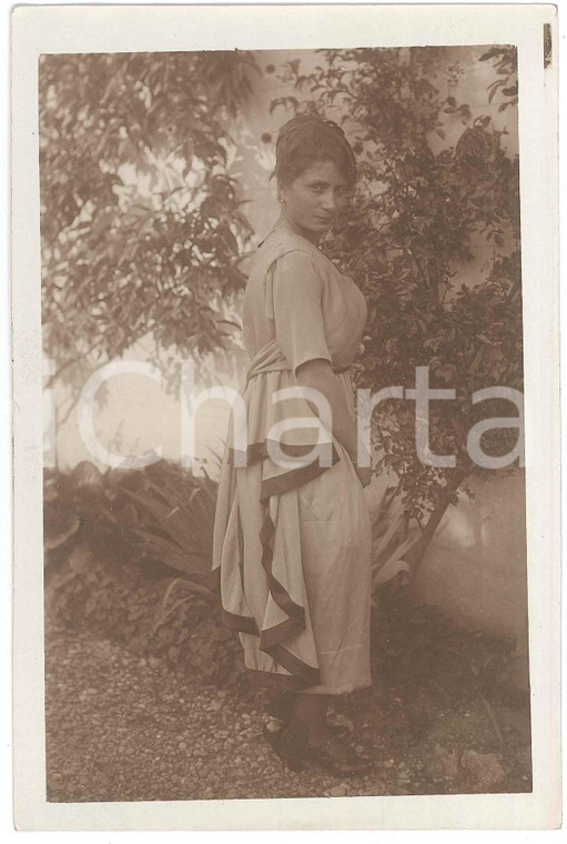 1910 ca s. l. ITALIA Donna nel suo giardino - Ritratto di spalle - Foto 10x15 cm