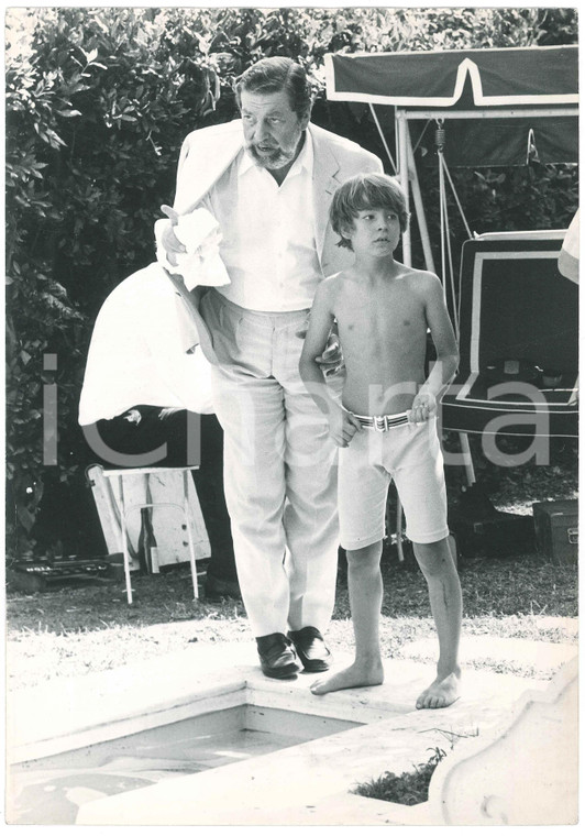 1970 ca COSTUME ITALIA Claudio GORA in piscina con un bambino *Foto