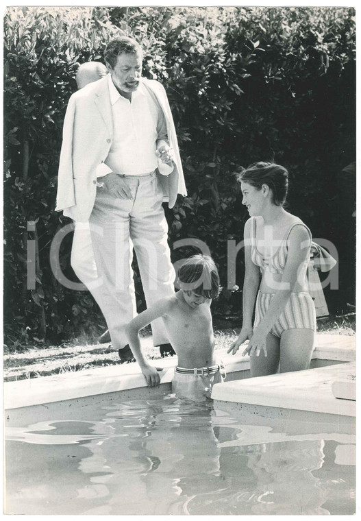 1970 ca COSTUME ITALIA Claudio GORA in piscina con bambini *Foto 20x30 cm