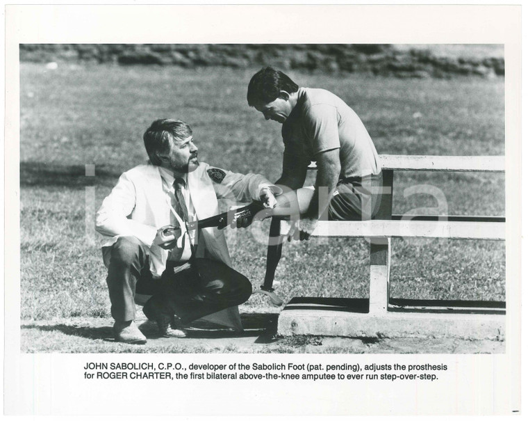 1985 ca USA John SABOLICH adjusting prosthesis for Roger CHARTER Photo 20x25 cm