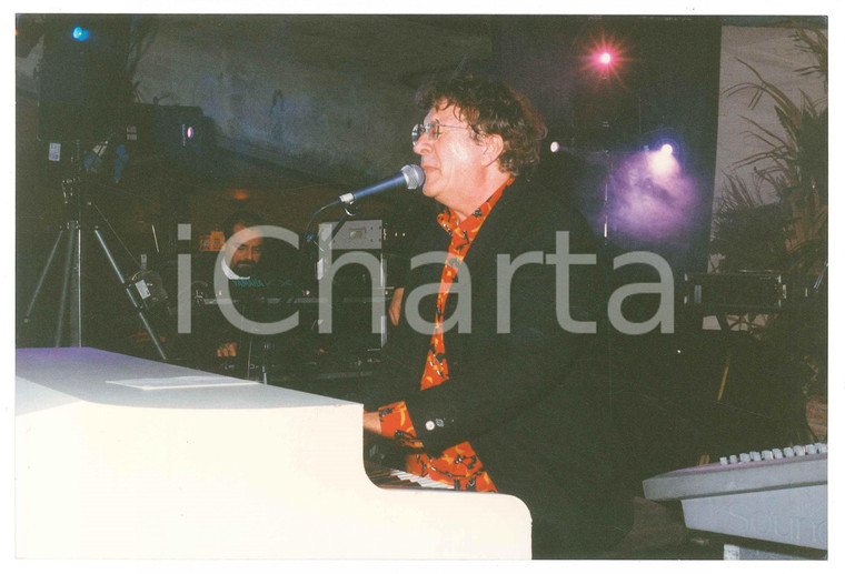 1998 ITALIA - MUSICA Peppino DI CAPRI esibizione al piano bar - Foto 22x15 (2)