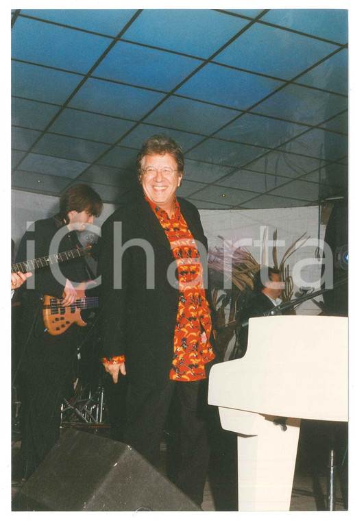 1998 ITALIA - MUSICA Peppino DI CAPRI esibizione al piano bar - Foto 15x22 (1)