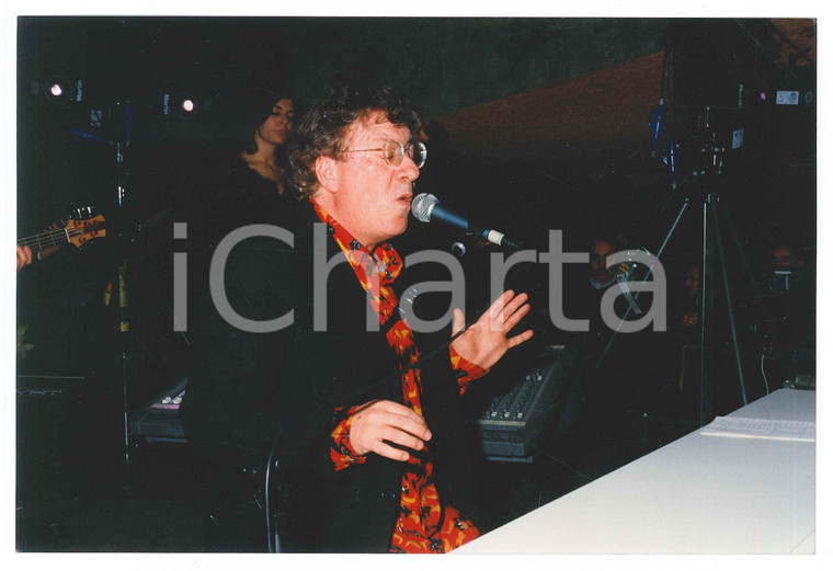 1998 ITALIA - MUSICA Peppino DI CAPRI esibizione al piano bar - Foto 22x15 cm