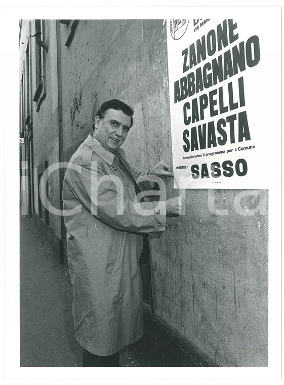 1985 ca MILANO - PLI Roberto SAVASTA attacca manifesto PARTITO LIBERALE Foto
