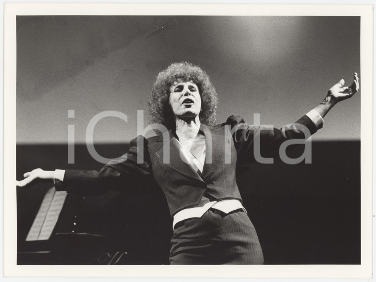 1985 ca MILANO - PICCOLO TEATRO Ornella VANONI in scena - Foto 24x18 cm (2)