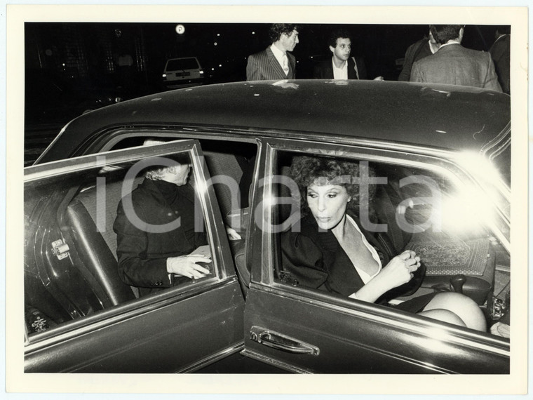 1985 ca MILANO - Ornella VANONI e Giorgio STREHLER in auto - Foto 24x18 cm
