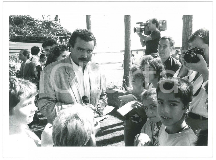 1986 VENEZIA Mostra del Cinema Diego ABATANTUONO firma autografi ai bambini (2)