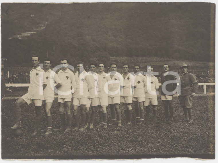 1915 ca WW1 ITALIA CALCIO Squadra con militari (2) Foto RARA 18x13 cm