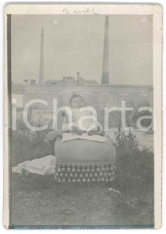 1920 ca ITALIA Bambina di due mesi su poltrona - Fotografia anonima 6x9 cm